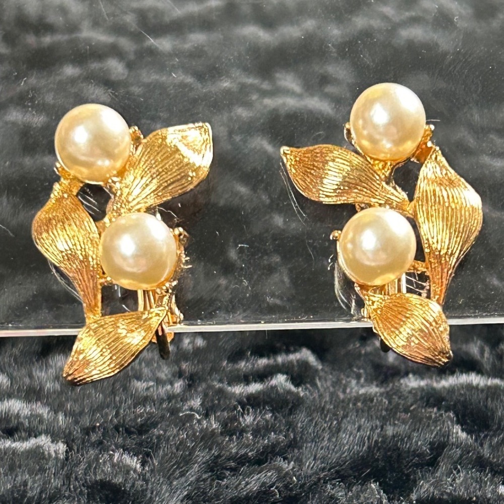 Napier Vintage Gold Tone Leaf Faux Pearl Clip On Earrings Botanical Screw Back